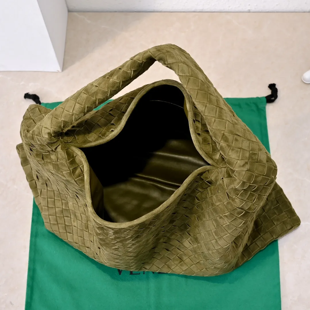 Batch 2160 #Bv Yangjin large size HOP cowhide, the bag body and handles are made of a whole piece of woven leather. The bag body is soft and lazy. Hop symbolizes the praise of innovation and eternal craftsmanship [love]. The pyramid silhouette combines practicality and fashion. Modern and casual, the bag mouth is double-sided closed design, more convenient and safe! Made of soft cowhide and full of texture, this is a must-have for fashionable ladies who like minimalism, comfort and casualness! Model: 3970 Dimensions: 54x24x13